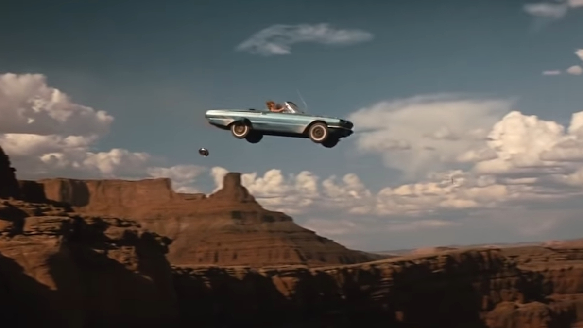 Thelma و Louise يقودان Thunderbird قبالة جرف في Grand Canyon في نهاية الفيلم