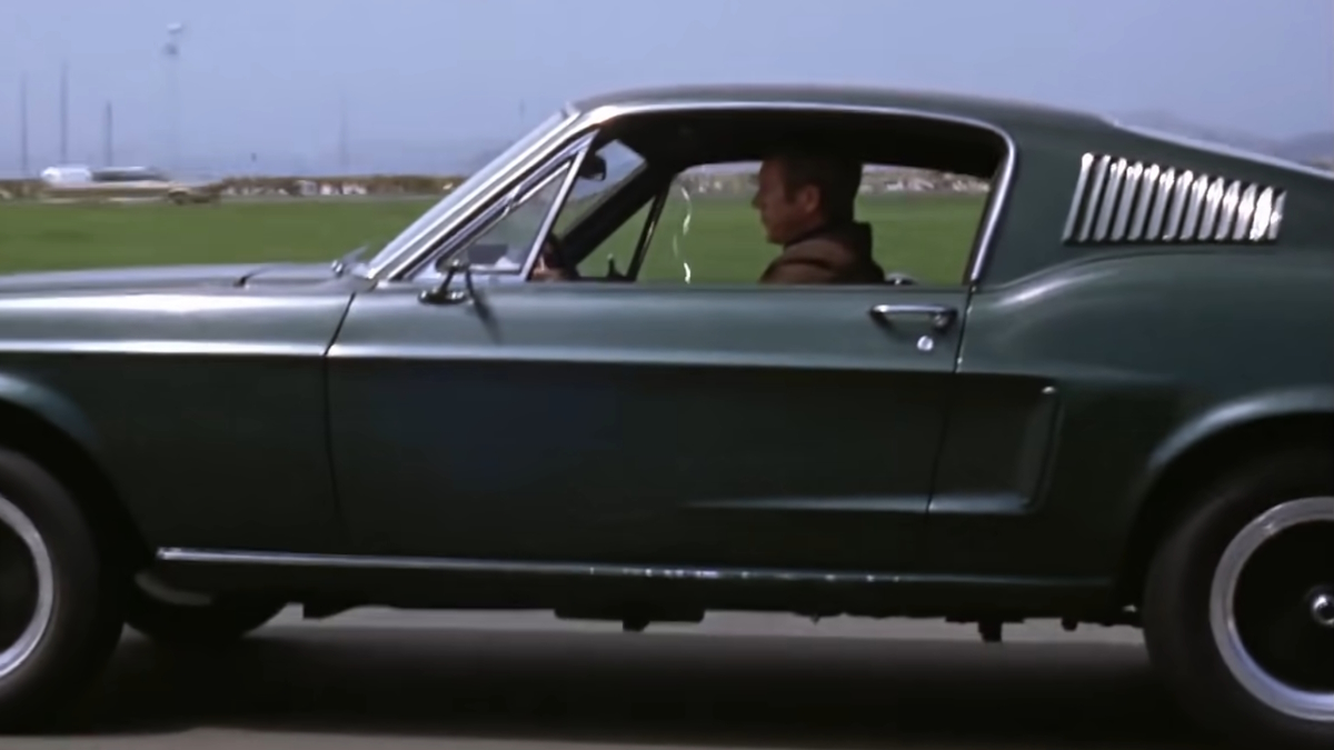 Steve McQueen řídí svůj ikonický Ford Mustang ve filmu Bullit