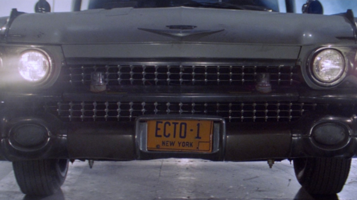يخرج Ecto-1 من مرآب Firehouse لـ Ghostbusters لأول مرة