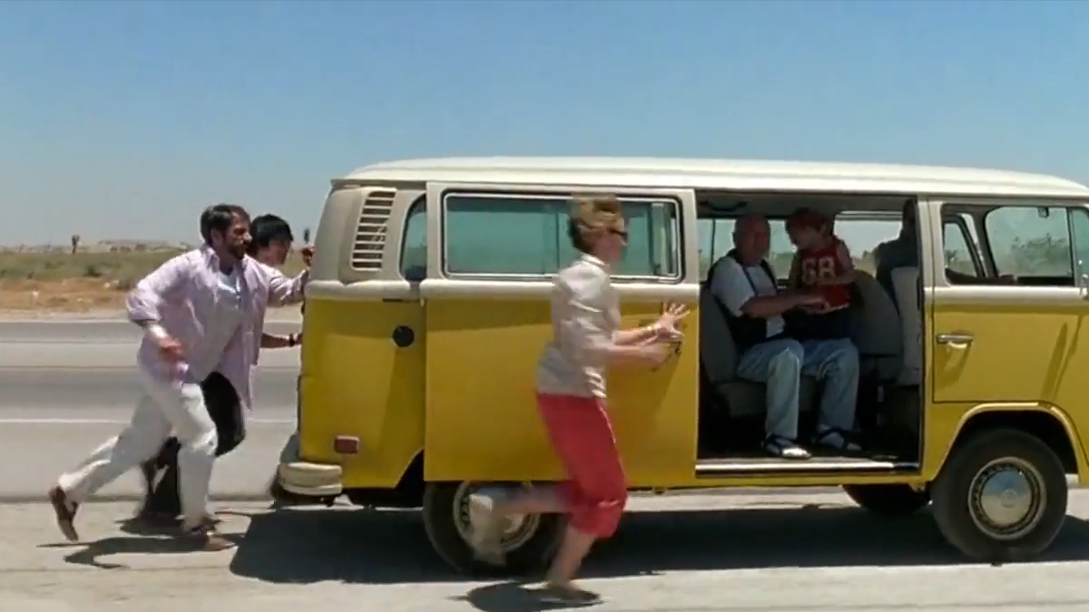 Rodina Hooverových tlačí svou žlutou dodávku Volkswagen ve filmu Malá Miss Sunshine