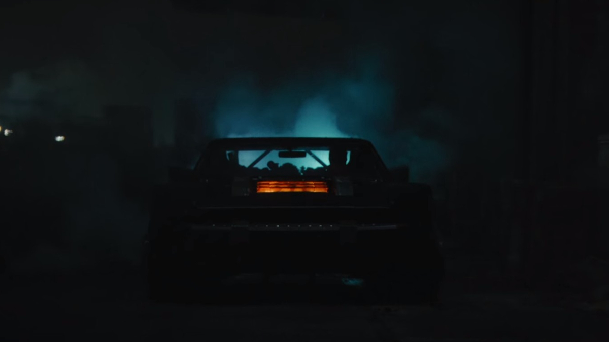 Batmobil ožívá ve tmě ve filmu Batman Matta Reevese