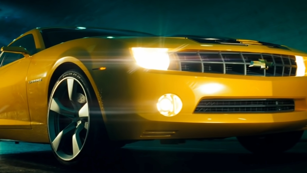 Bumblebee předvádí svůj nový vzhled ve filmu Transformers z roku 2007
