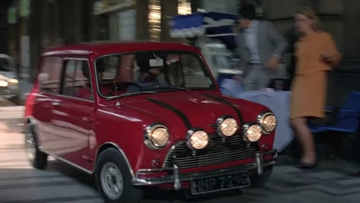 Několik vozů Mini Coopers projíždí ulicemi Itálie ve filmu Práce po italsku