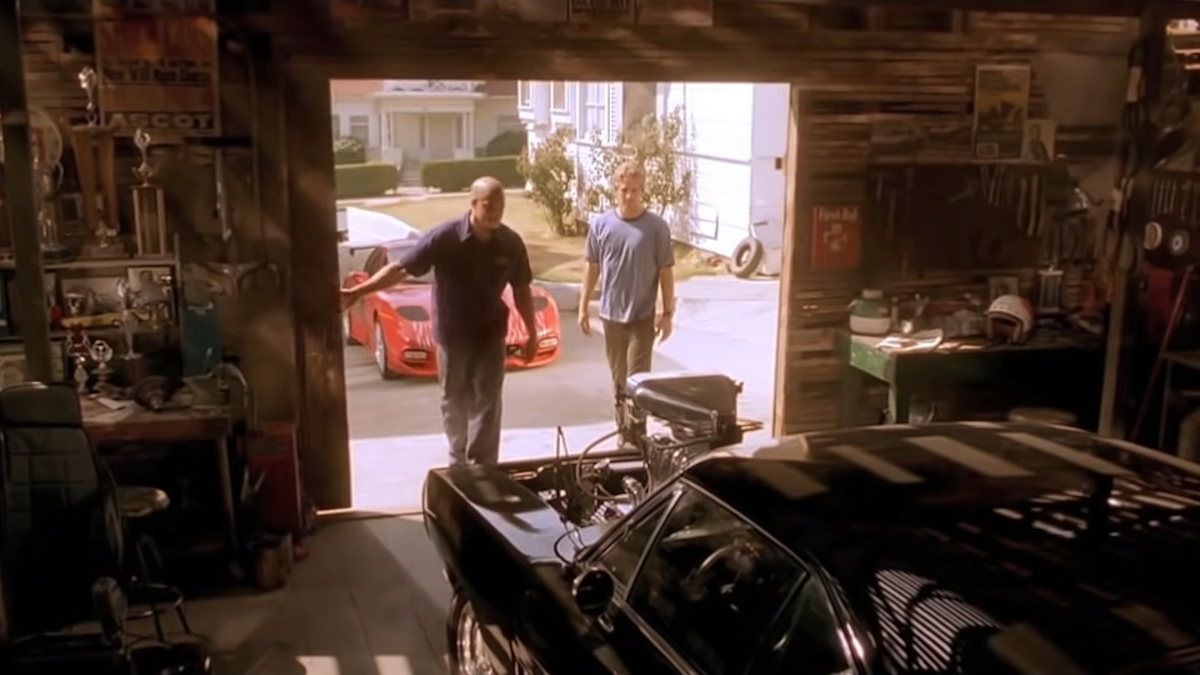 Dom a Brian si prohlížejí Domův Dodge Charger z roku 1970 ve filmu Rychle a zběsile