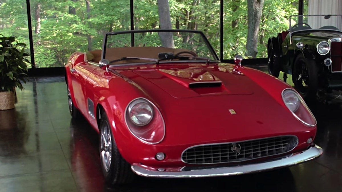 Drahocenné Ferrari Cameronova otce stojí v rodinné garáži ve filmu Volný den Ferrise Buellera (Ferris Bueller's Day Off)