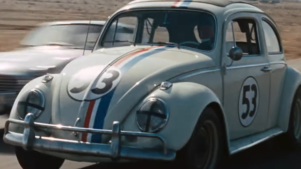 Herbie závodí o první místo v původním filmu Brouk Láska z roku 1969