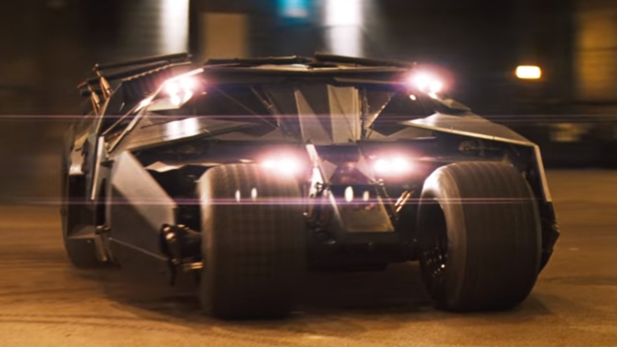 Batmanův nový militarizovaný Batmobil Tumbler se prohání po policii v Gotham City ve filmu Batman začíná