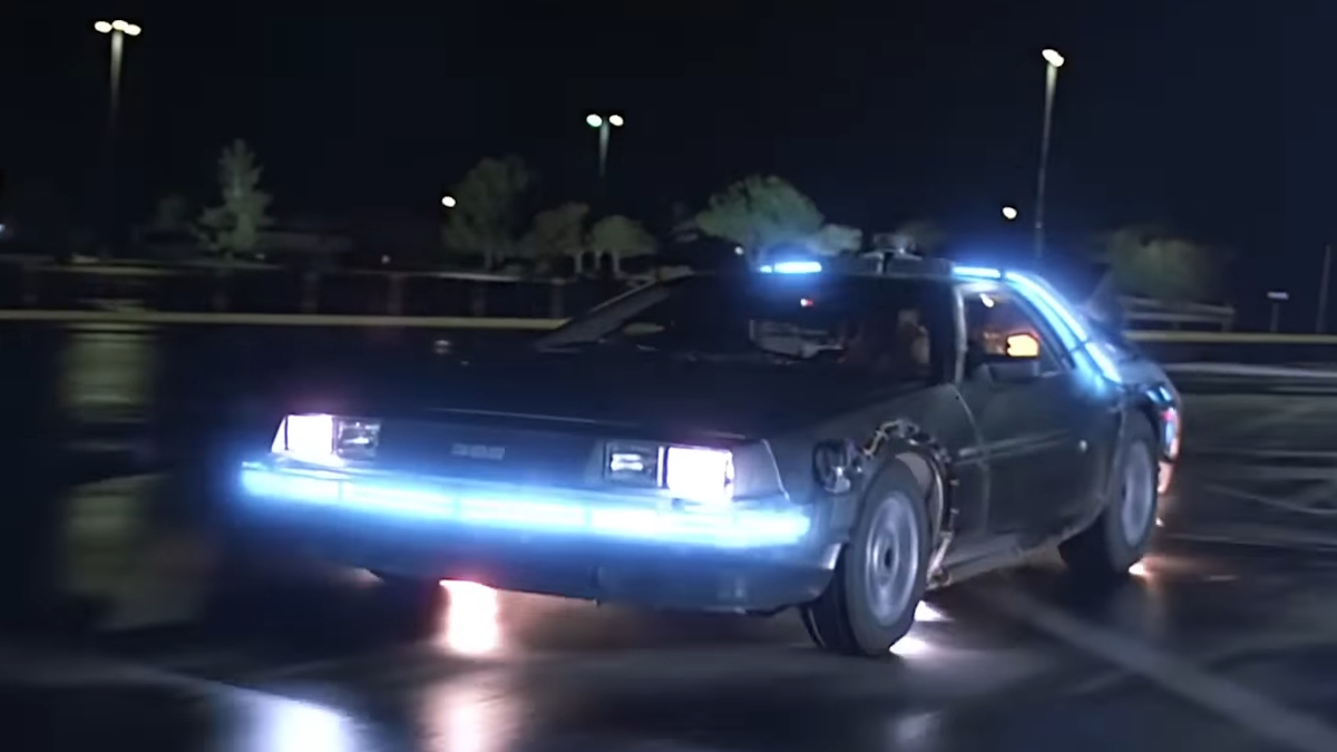 DeLorean začíná jezdit zpátky v čase ve filmu Návrat do budoucnosti