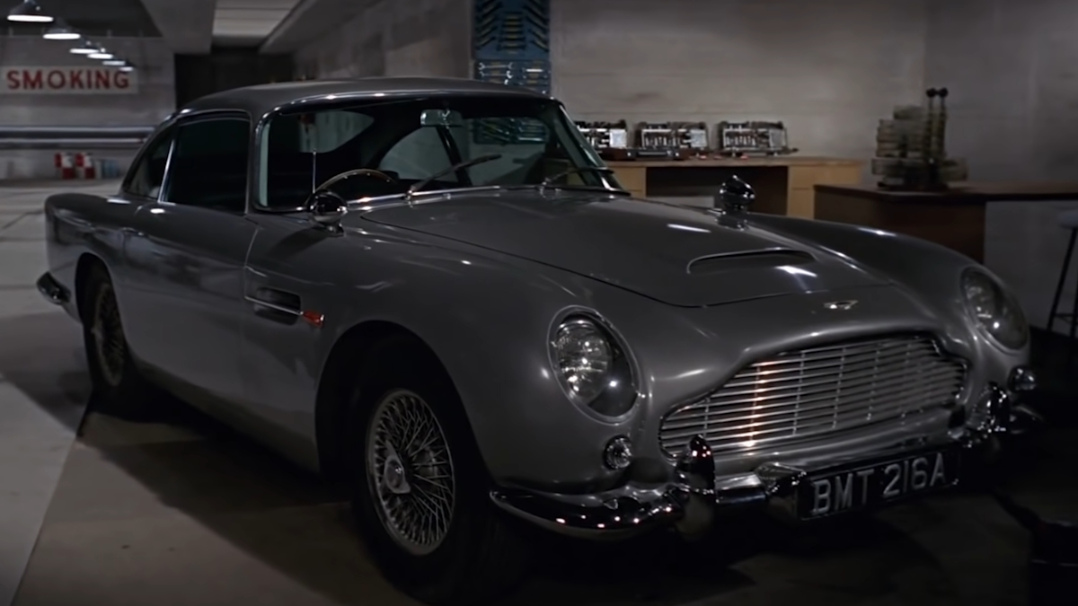 James Bond si poprvé pořizuje svůj Aston Martin ve filmu Goldfinger