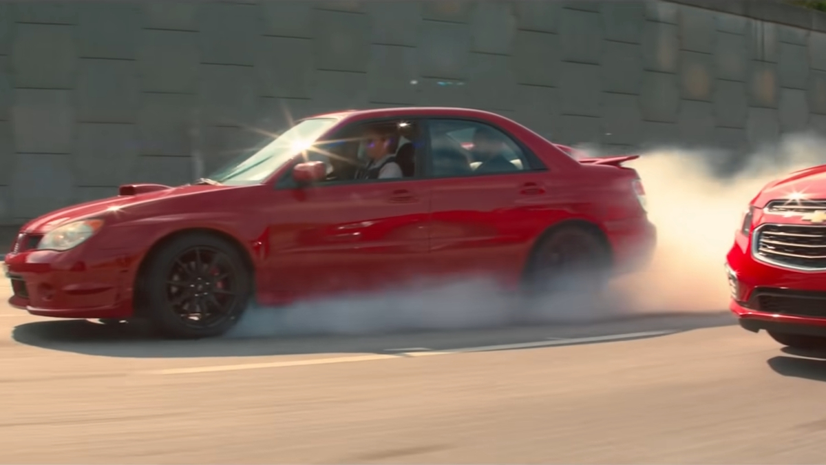 Baby řídí své červené Subaru ve filmu Baby Driver