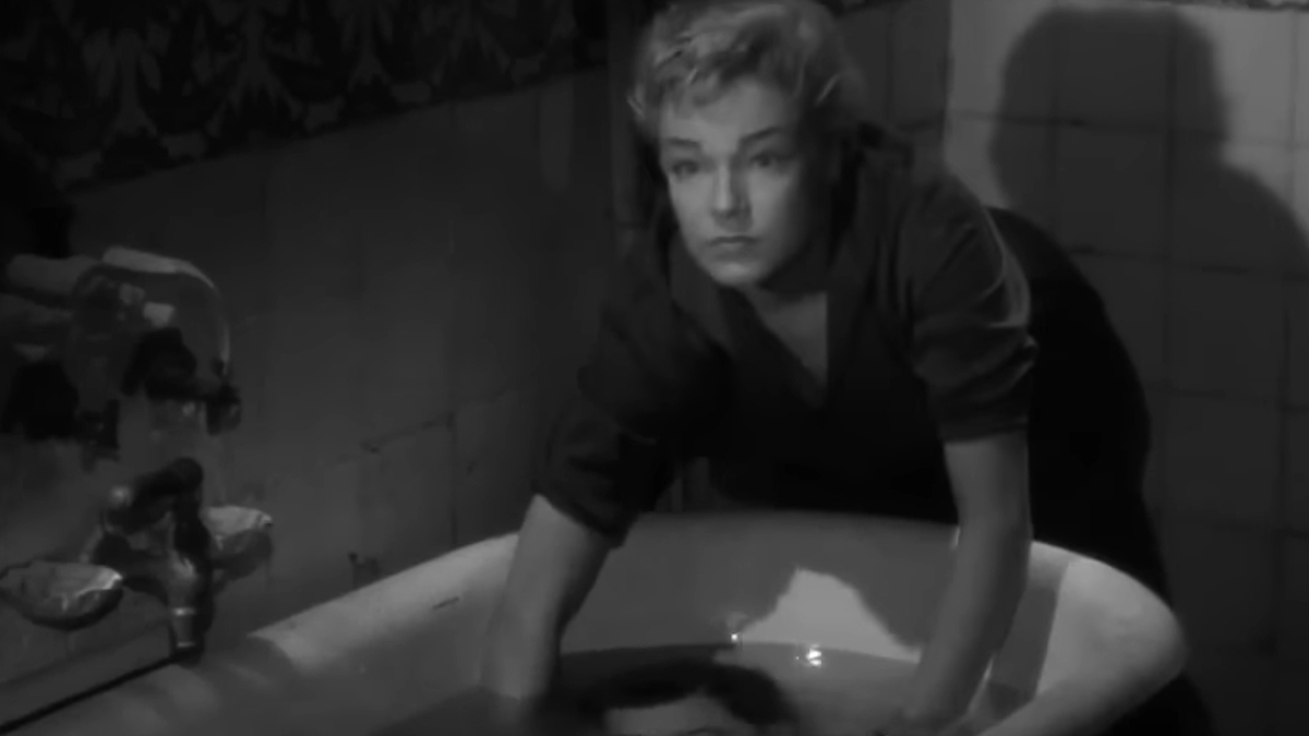امرأة تغرق زوجها في حوض الاستحمام في فيلم الرعب Les Diaboliques