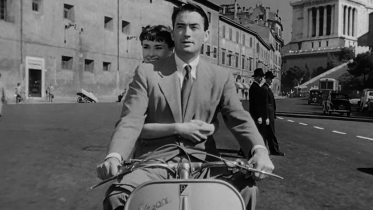 Audrey Hepburn rijdt op een scooter in Roman Holiday