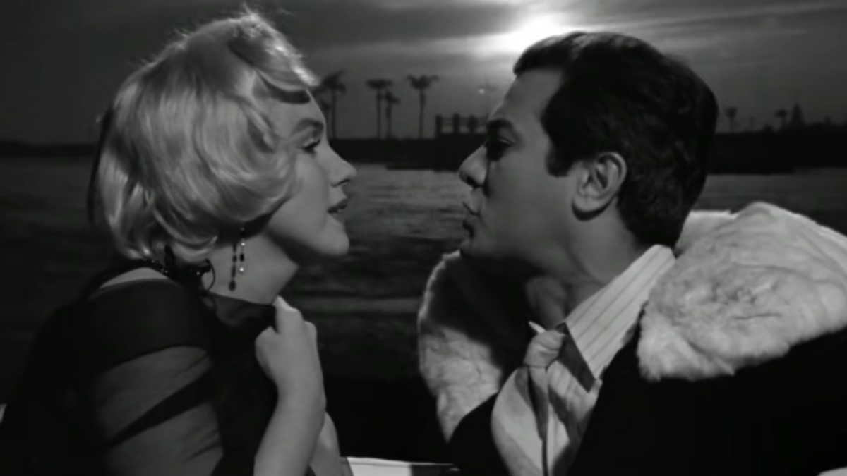 Marilyn Monroe en Tony Curtis ontsnappen op een boot in Some Like It Hot