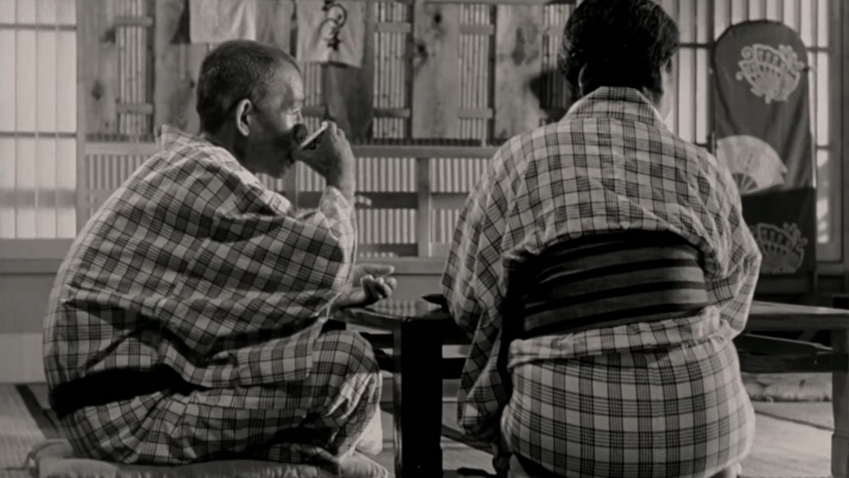 Två äldre japaner dricker te i sitt hem i Tokyo Story