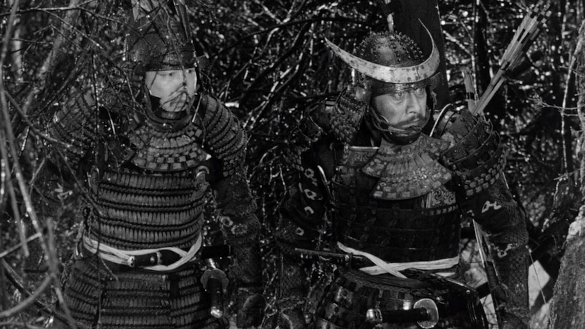 Twee samoerai wandelen door een eng bos in Throne of Blood