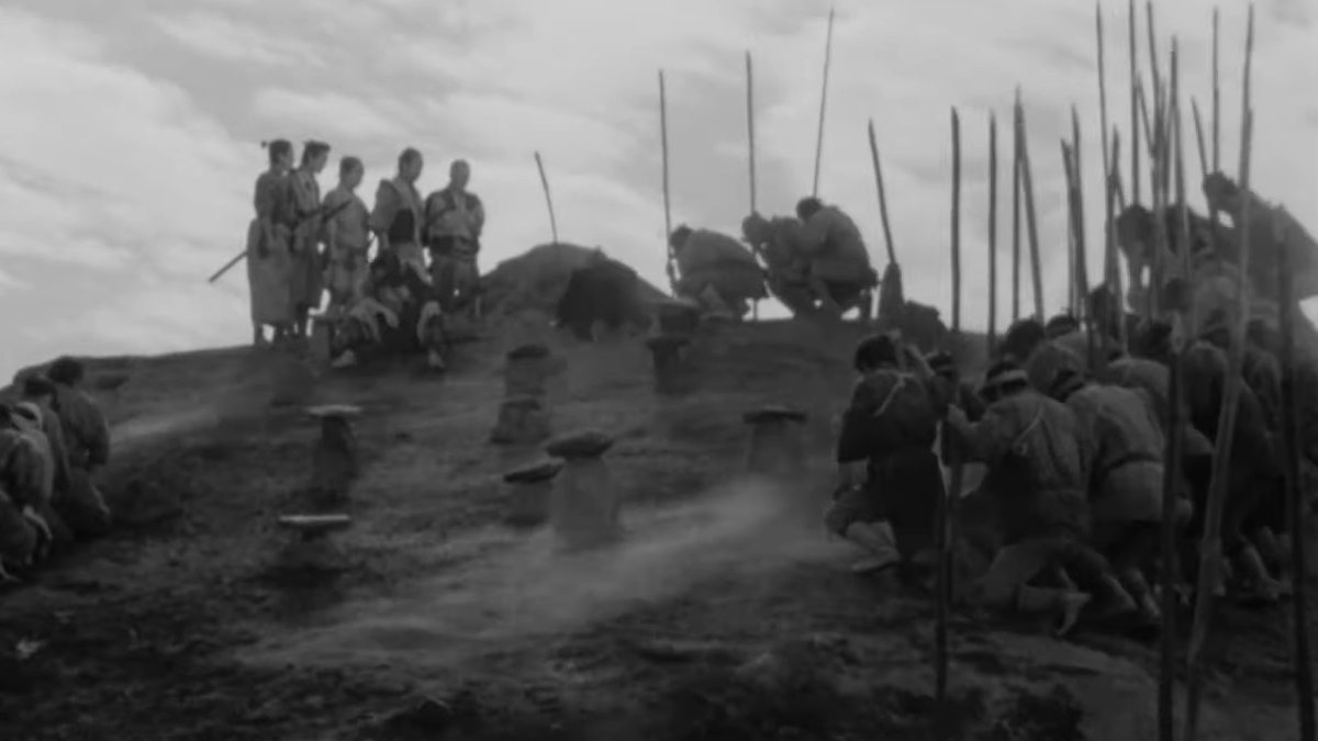 Eine Gruppe von Samurai und ein Dorf begraben einen der ihren in Sieben Samurai