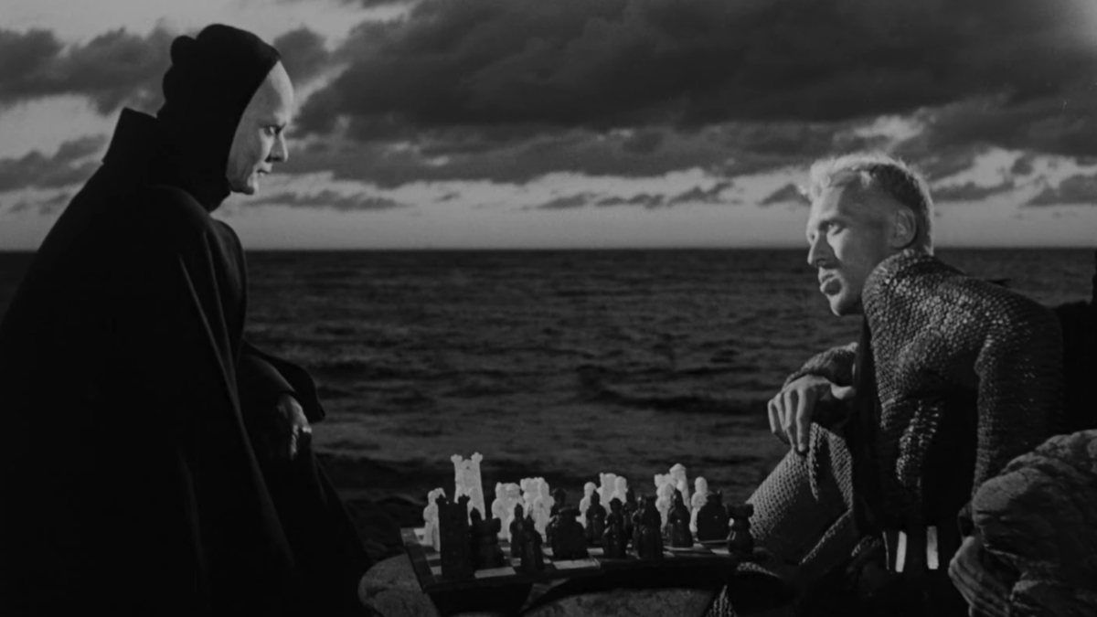 Um cavaleiro e a Morte jogam xadrez numa praia remota em O Sétimo Selo