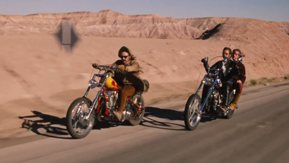 Dva motorkáři jedou po otevřené dálnici ve filmu Easy Rider