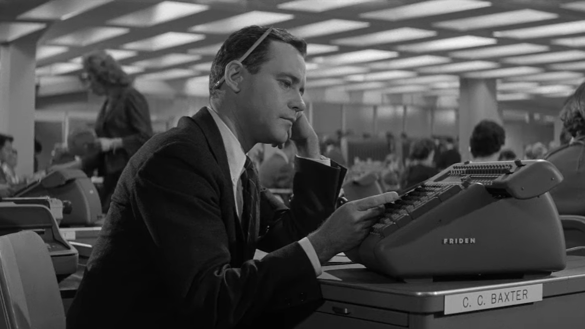 Jack Lemmon interpreta un impiegato che passa il tempo alla scrivania ne L'appartamento