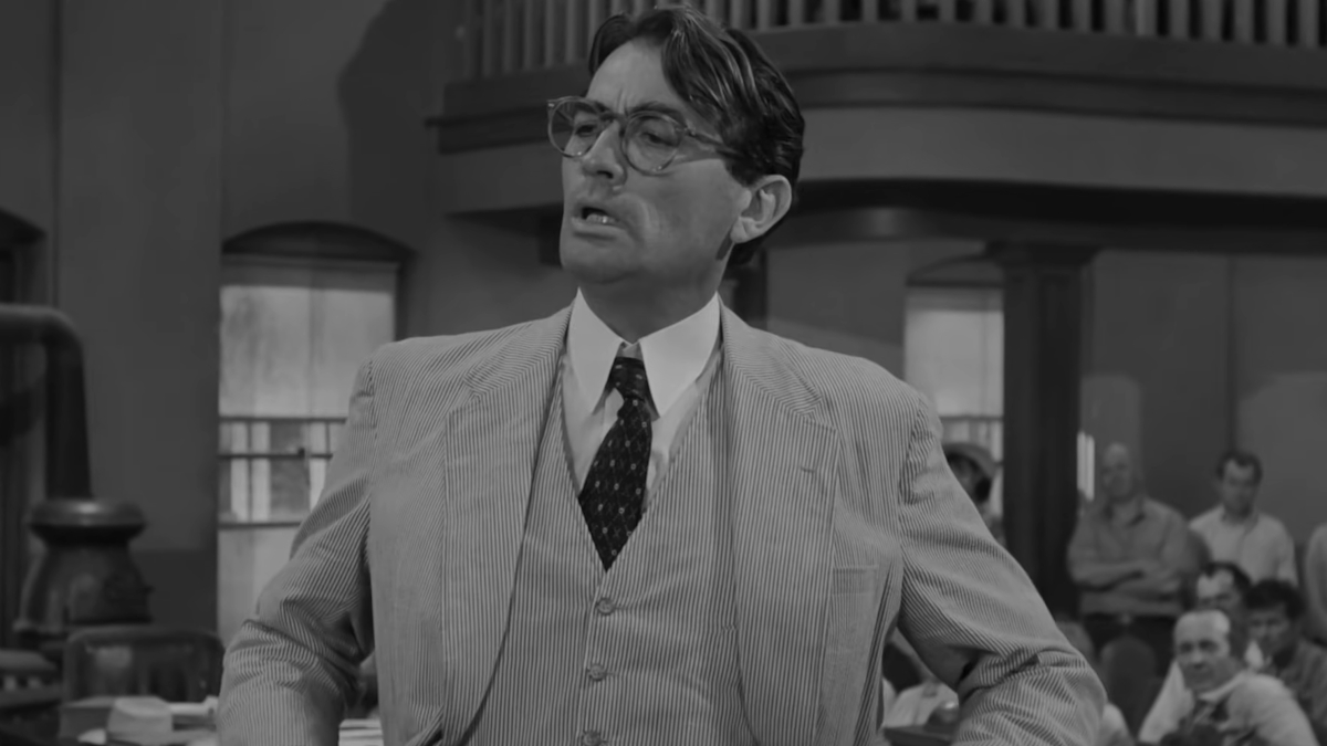 Atticus Finch megvédi ügyfelét a bíróságon a To Kill a Mockingbird című filmben.