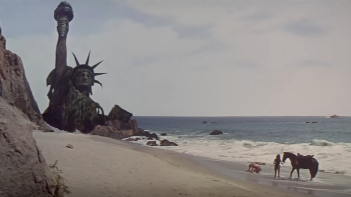 النهاية الأيقونية لكوكب القرود ، مع تمثال الحرية على الشاطئ