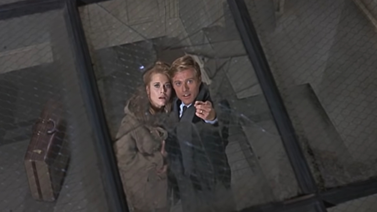 Robert Redford a Jane Fondová vzhlížejí k díře ve stropě ve filmu Bosé nohy v parku