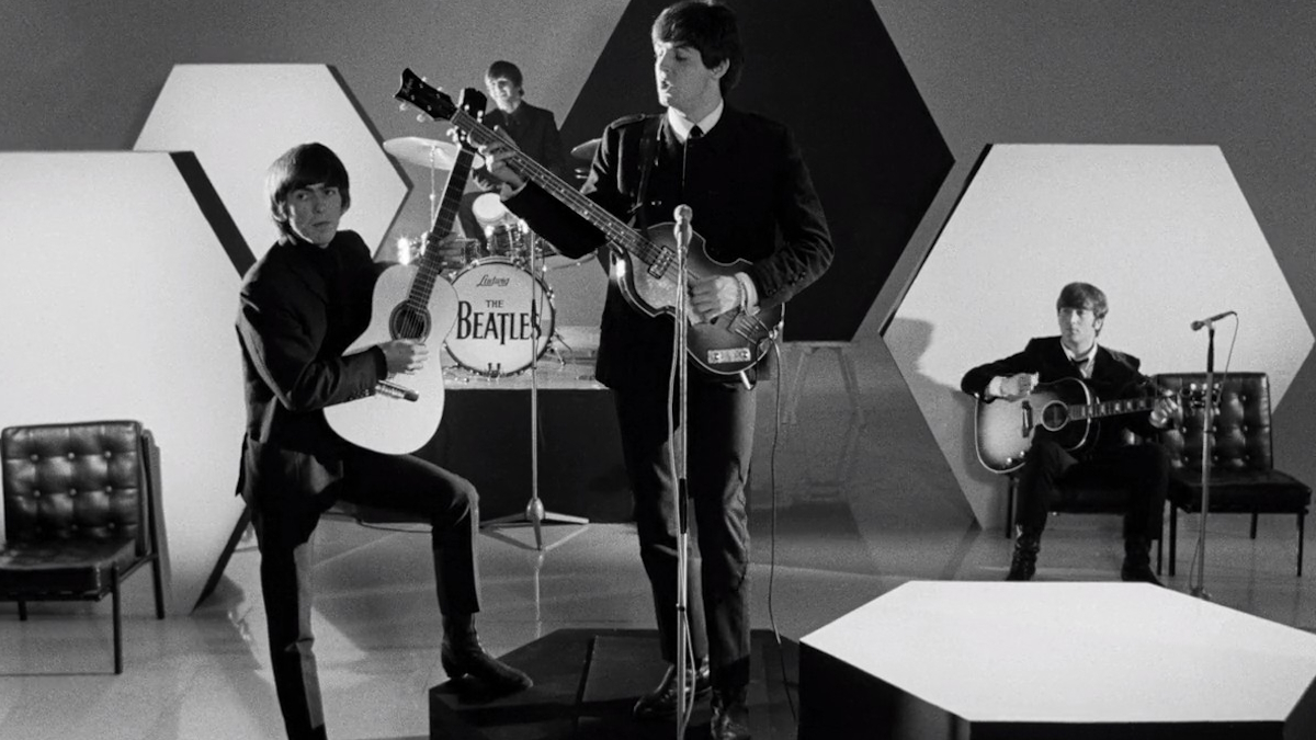 Beatles vystupují na jevišti ve filmu A Hard Day's Night