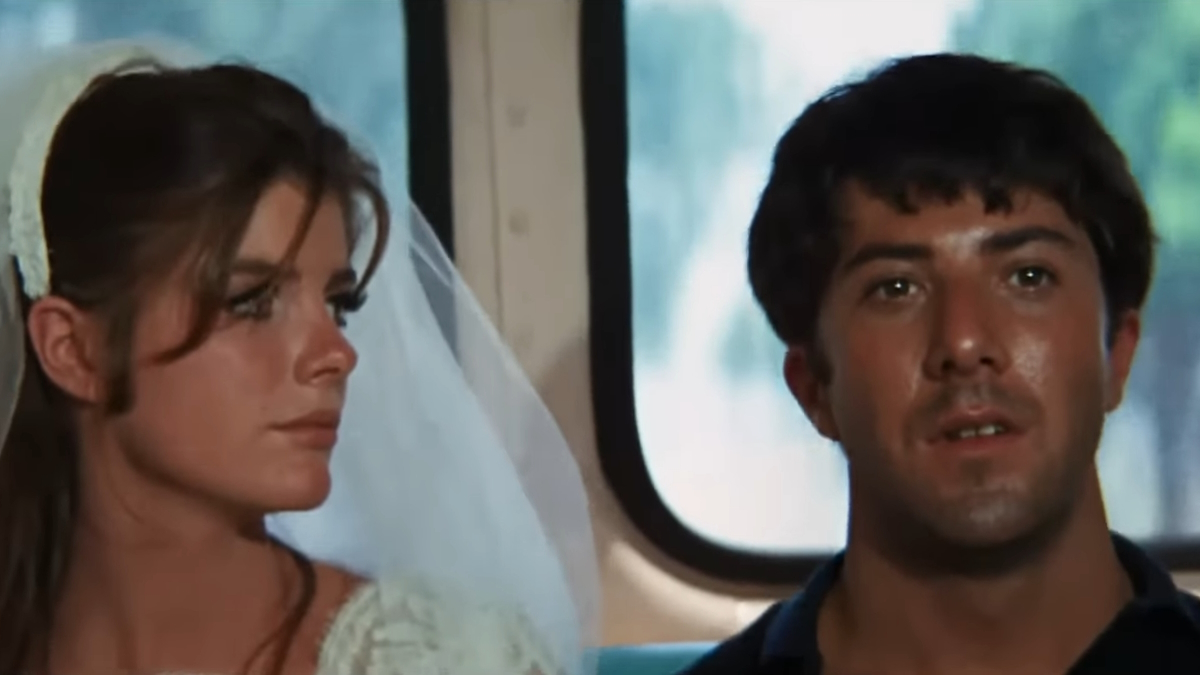 Elaine a Benjamin se začnou obávat o svou budoucnost, když sedí v autobuse ve filmu Absolvent (The Graduate)