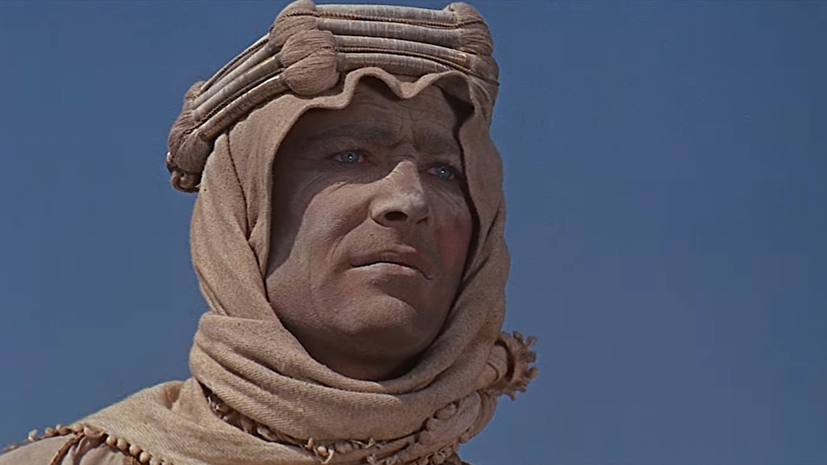 Peter O'Toole indossa un copricapo da deserto in Lawrence d'Arabia