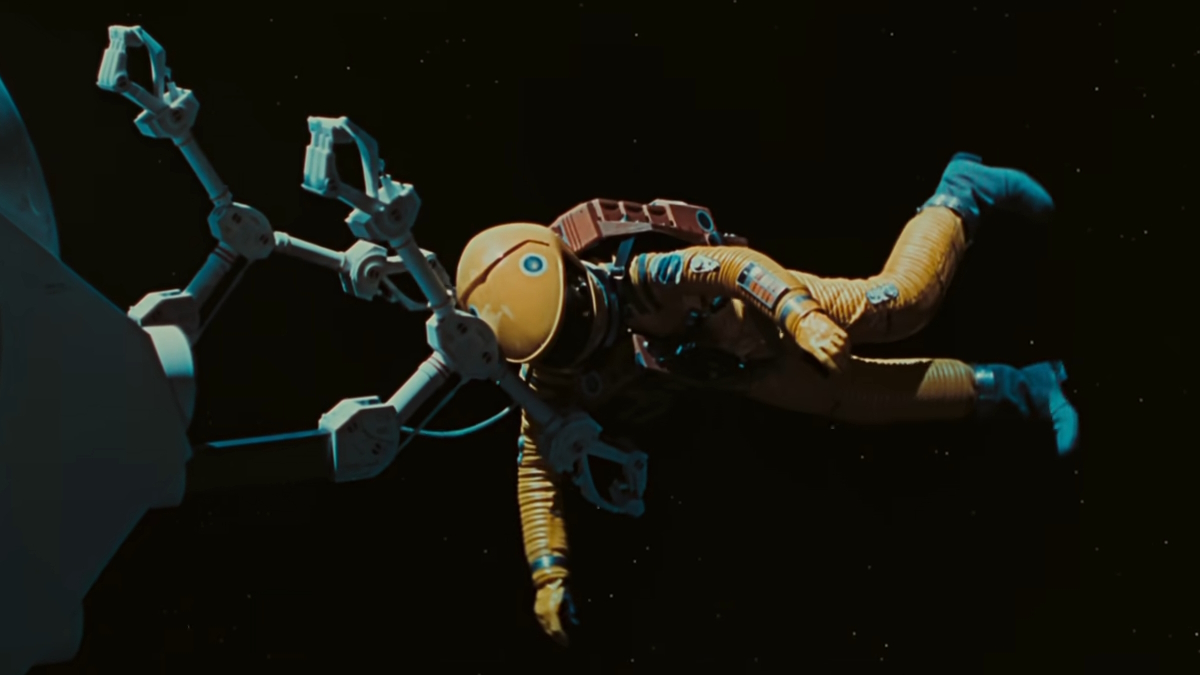 Egy űrhajós meghal az űrben a 2001: Űrodüsszeia című filmben.