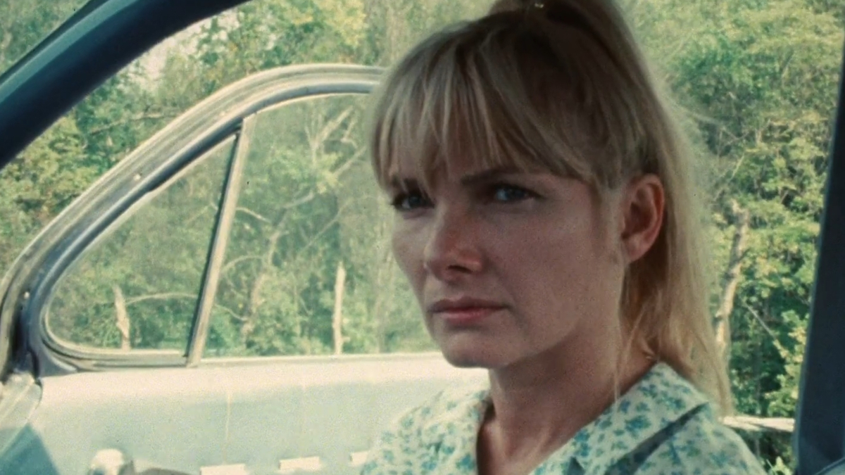 Barbara Loden, nel ruolo di Wanda, in un'auto in un campo