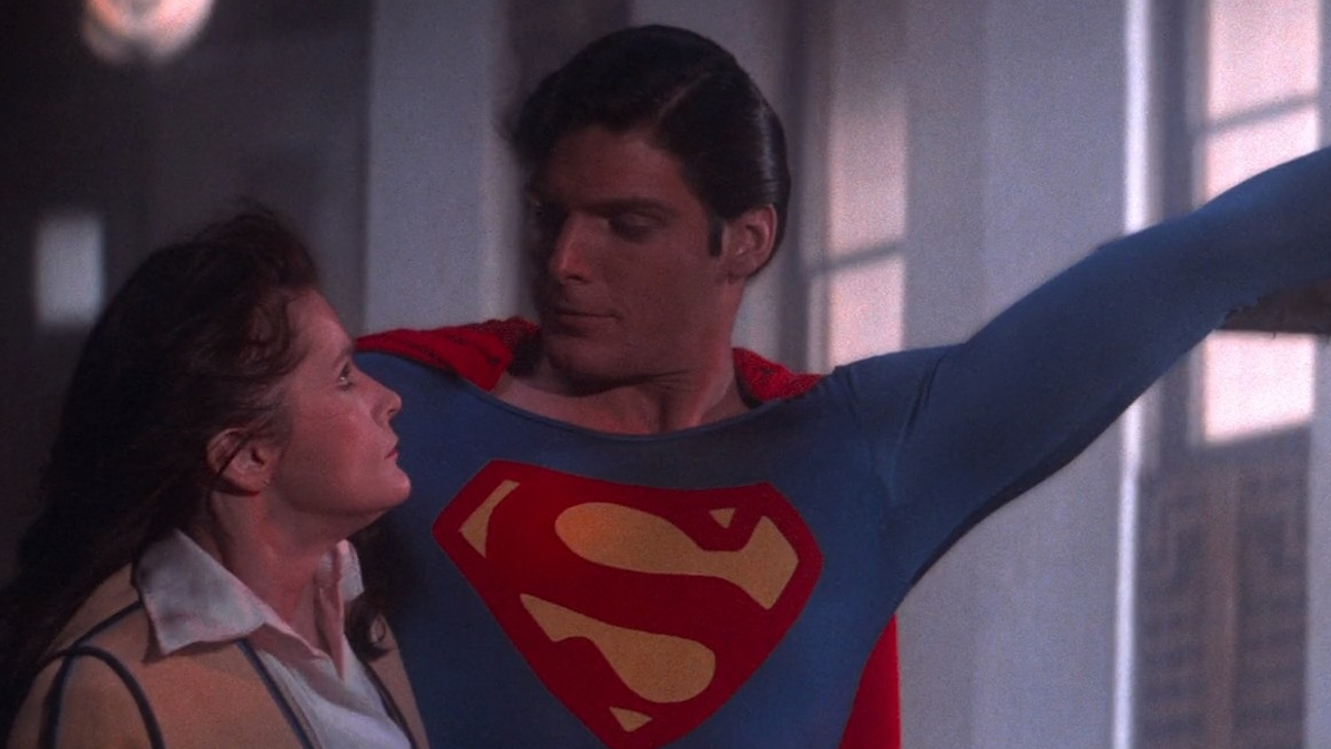 Superman drží Lois Laneovou a vrtulník ve filmu Superman: Film