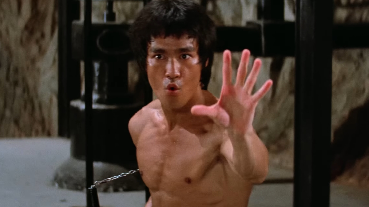 Bruce Lee Swings Nunchucks في دخول التنين