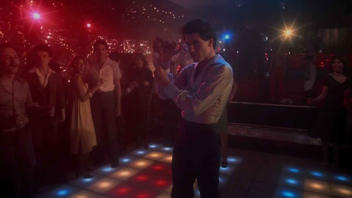 John Travolta si scatena sulla pista da ballo in La febbre del sabato sera