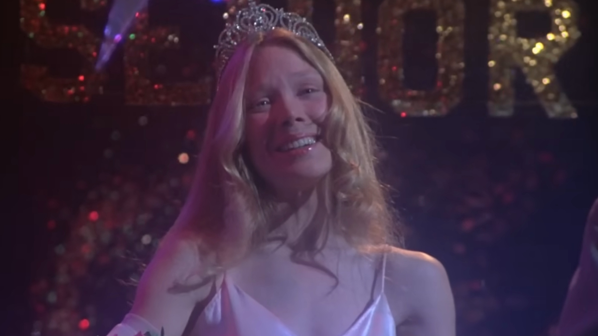 Sissy Spacek a Carrie című filmben bálkirálynővé koronázzák.