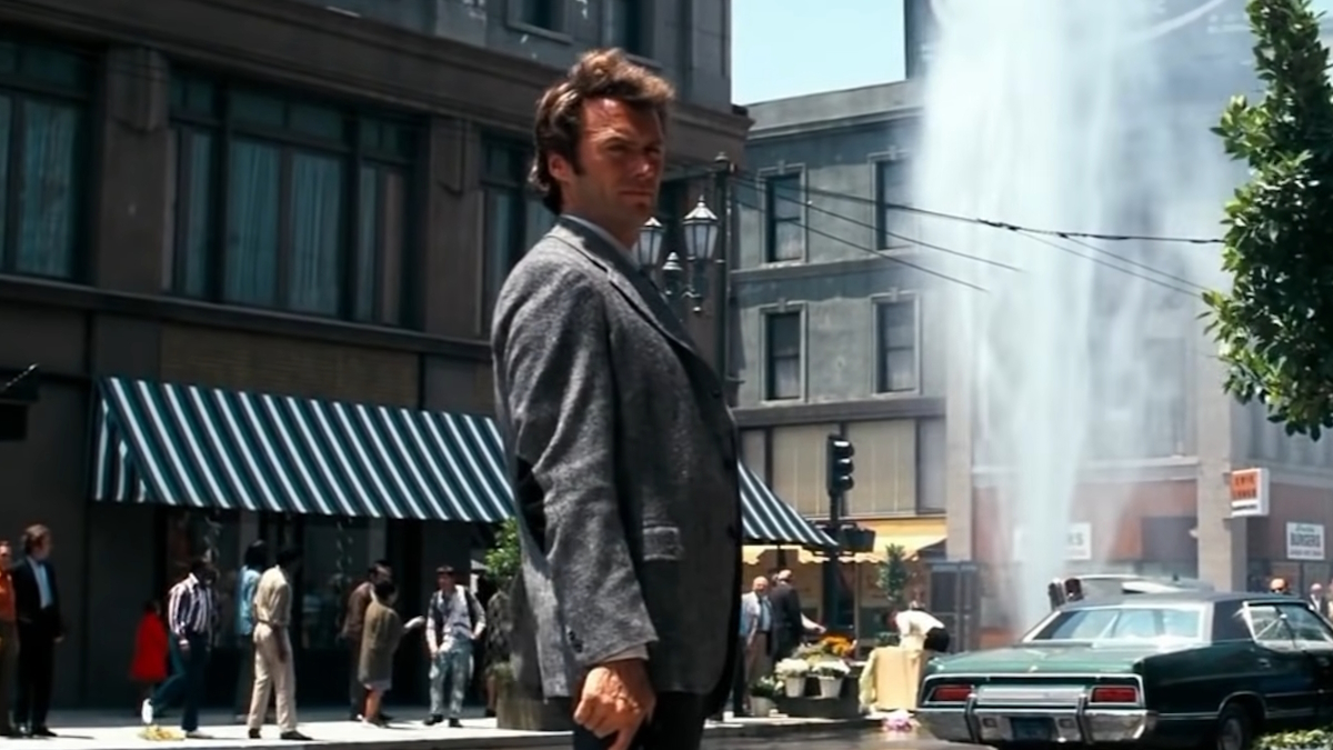 Clint Eastwood se para en una manzana de la ciudad en Harry el sucio