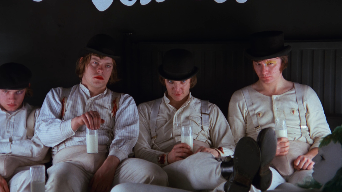 Alex a jeho přátelé z gangu pijí mléko ve filmu A Clockwork Orange