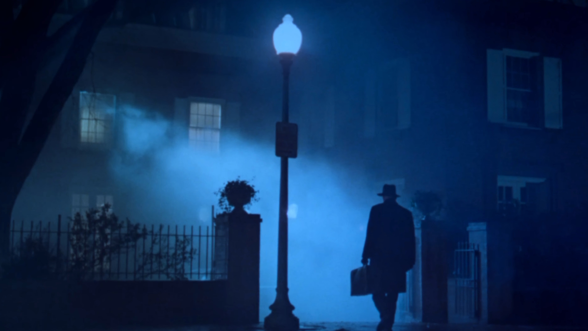 Max von Sydow stojí na ulici v ikonickém záběru z filmu Vymítač ďábla