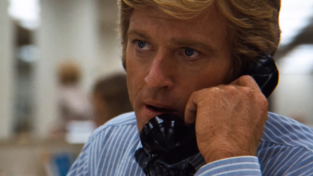 Robert Redford habla por teléfono en Todos los hombres del presidente