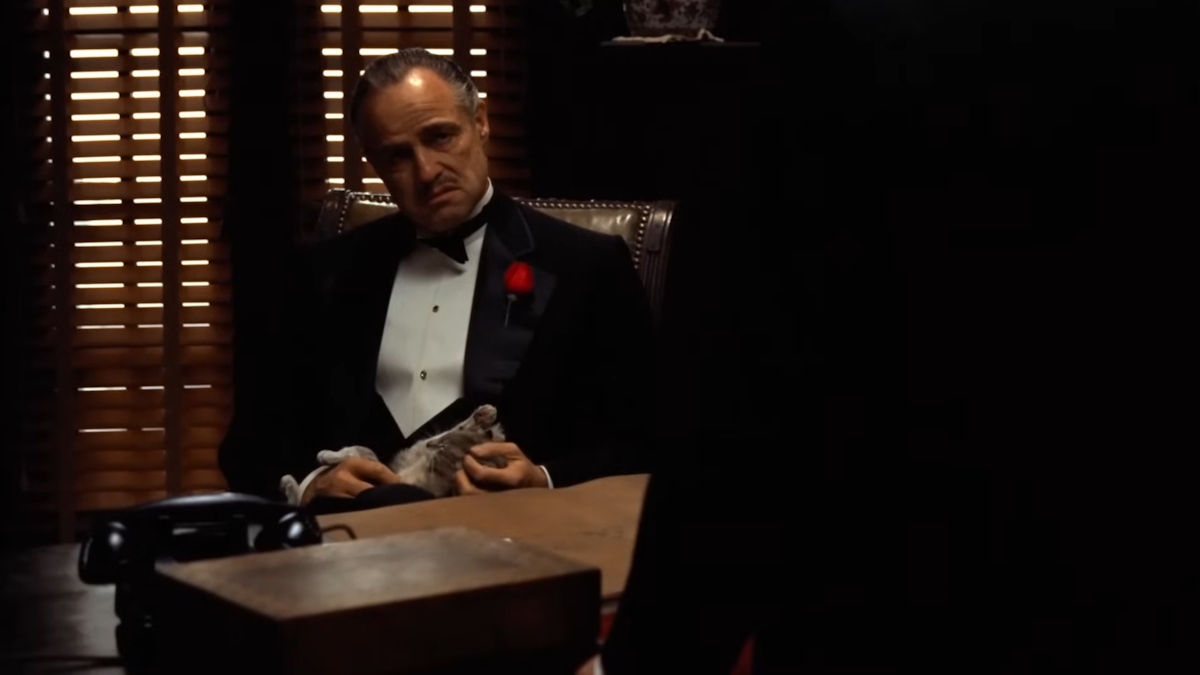 Don Vito Corleone ve své kanceláři v den svatby své dcery ve filmu Kmotr