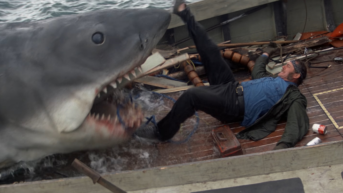Jaws, lo squalo, terrorizza una barca nel capolavoro di Steven Spielberg