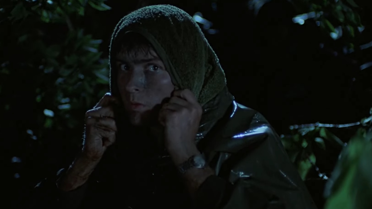 Charlie Sheen gjemmer seg i buskene i Vietnam i Platoon.
