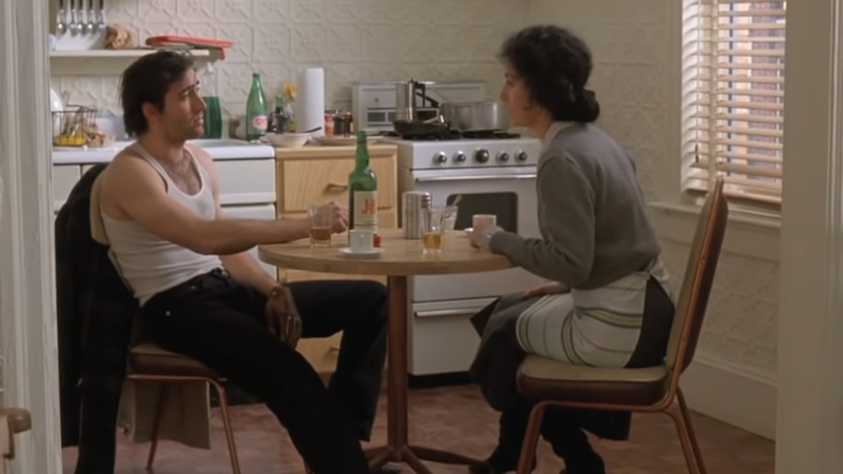 Nicholas Cage e Cher na cozinha de um apartamento em Nova Iorque em Moonstruck