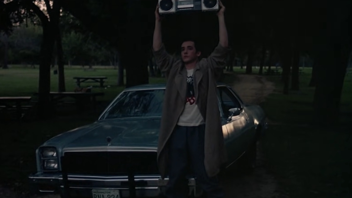Джон Кьюсак держит в руках бумбокс в фильме "Say Anything".