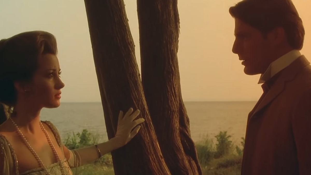 Джейн Сеймур и Кристофер Рив стоят на фоне заката в фильме "Где-то во времени".