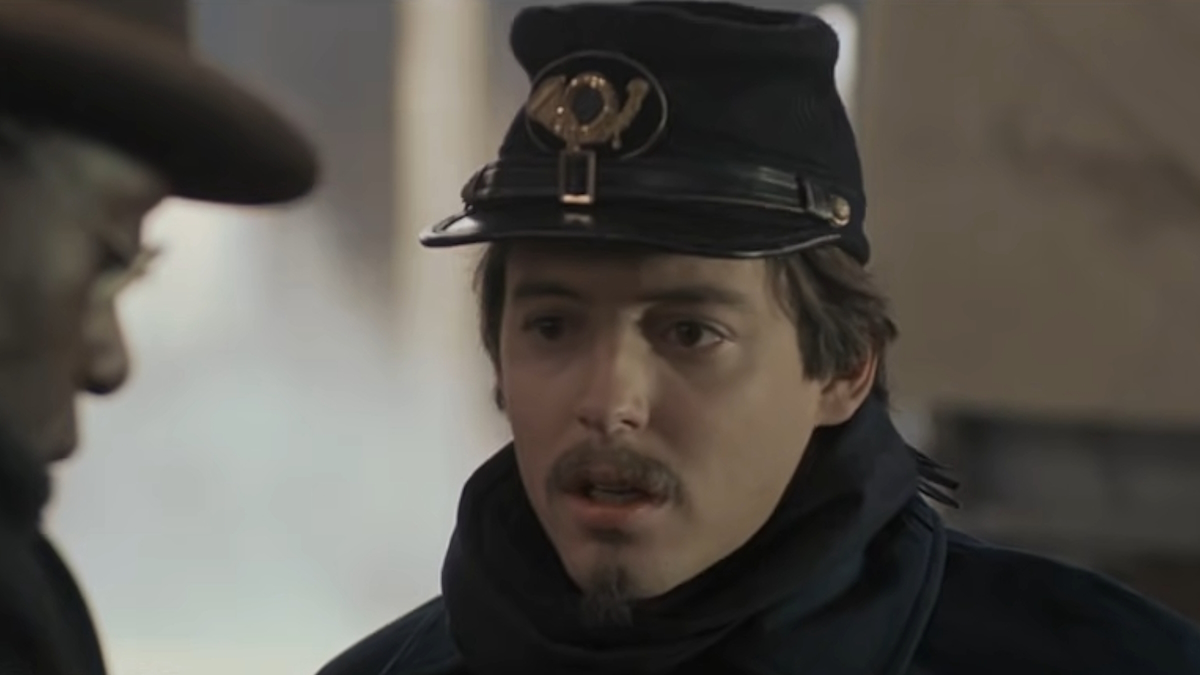 Мэттью Бродерик одет в костюм солдата Союза в фильме "Слава".