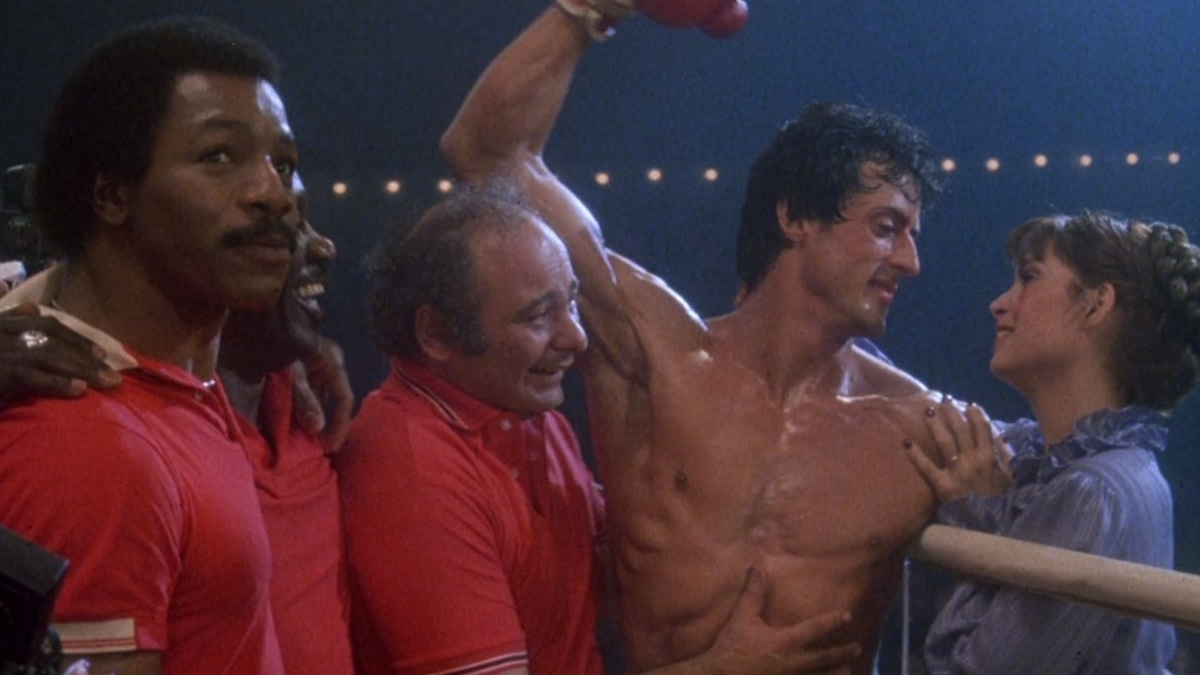 Rocky Balboa stoi w zwycięstwie na końcu filmu Rocky III