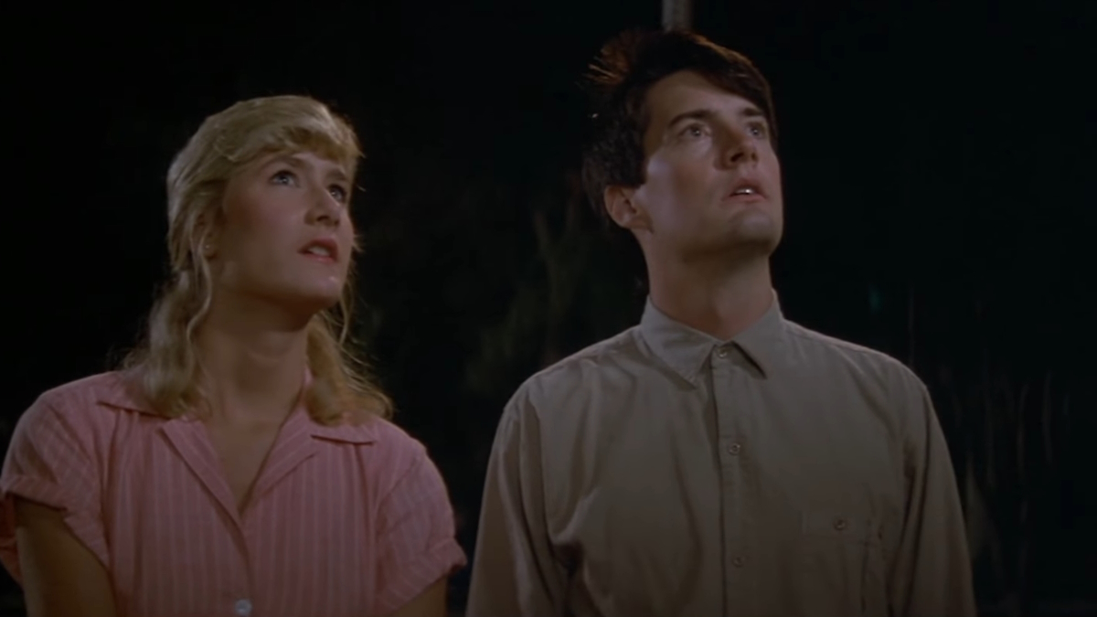 Kyle MacLachlan a Laura Dern spolu stojí v noci ve filmu Modrý samet