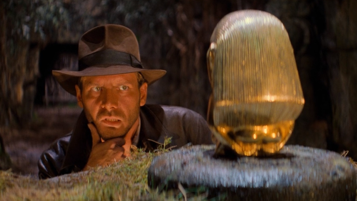 Indiana Jones pensa em como roubar o ovo de ouro em Os Salteadores da Arca Perdida