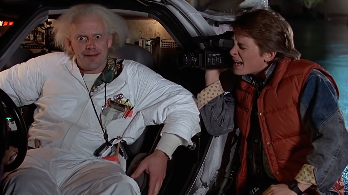 Doc e Marty dentro do DeLorean em Regresso ao Futuro